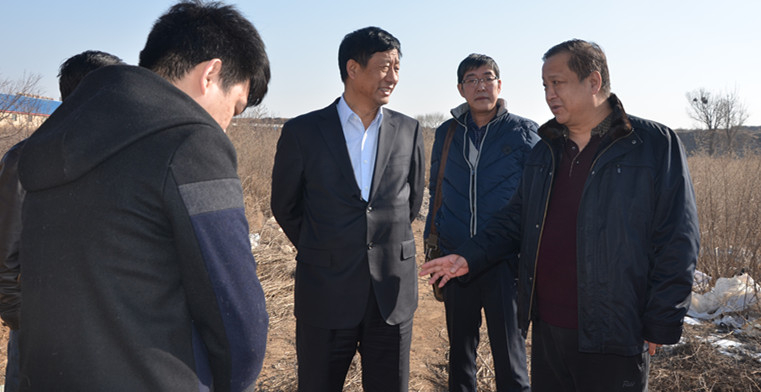 實(shí)地察看車(chē)站北街的斷頭路。.jpg